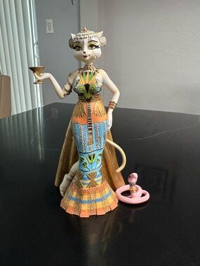 Margaret Le Van "Kittypatra Queen" collectible figurine